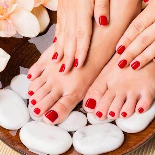 red("LUXURY NAILS AND SPA")